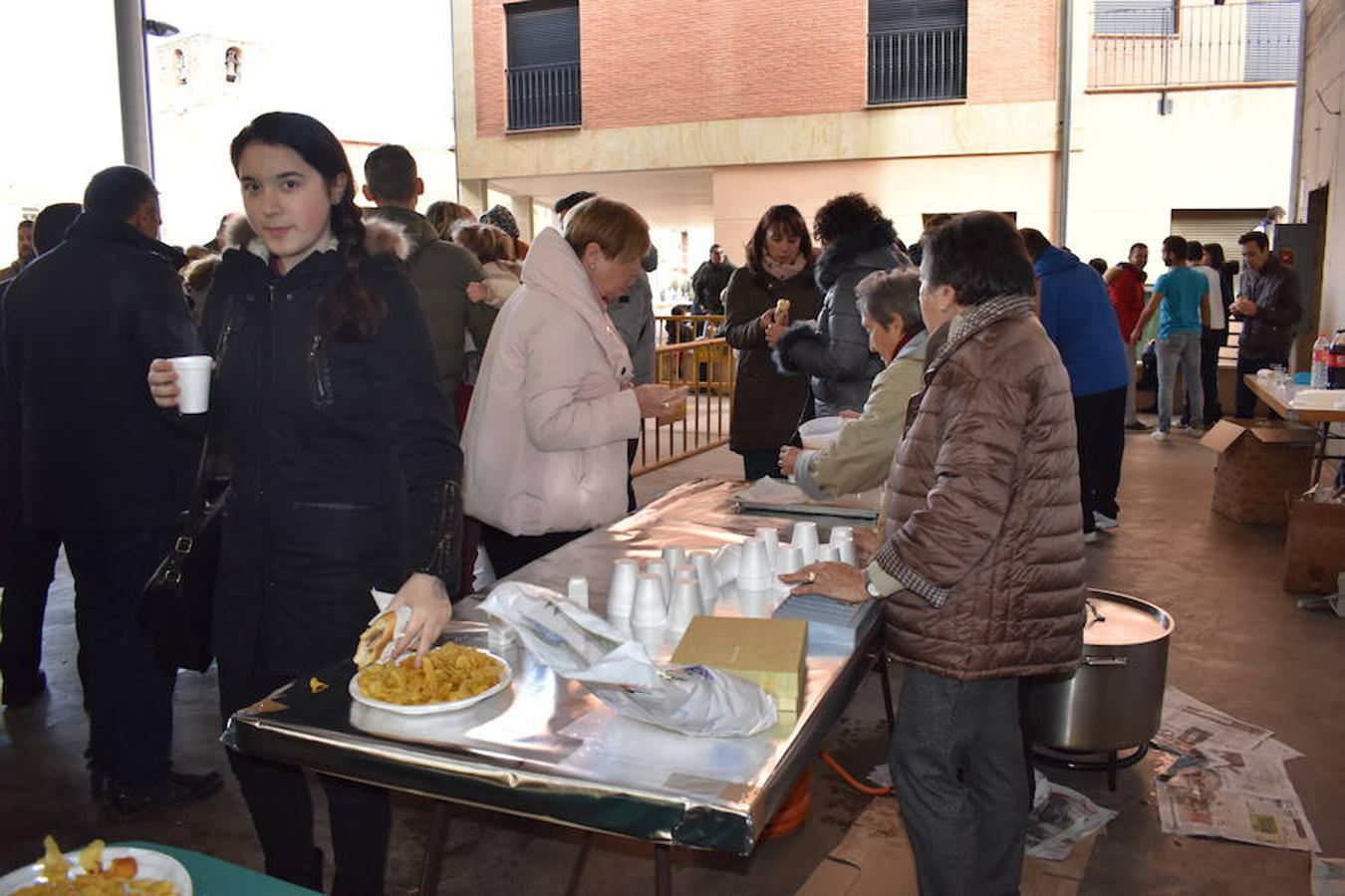 Fantástico ambiente en el frontón de Sorzano con motivo del mercadillo local y de la puesta en escena del belén mecánico. Niños y mayores han disfrutado de la animación en la localidad ubicada en las faldas de Moncalvillo.
