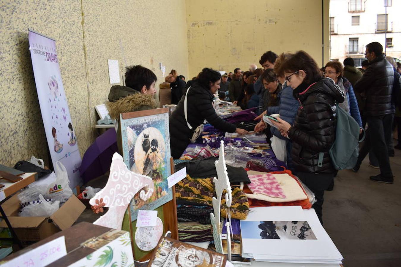 Fantástico ambiente en el frontón de Sorzano con motivo del mercadillo local y de la puesta en escena del belén mecánico. Niños y mayores han disfrutado de la animación en la localidad ubicada en las faldas de Moncalvillo.