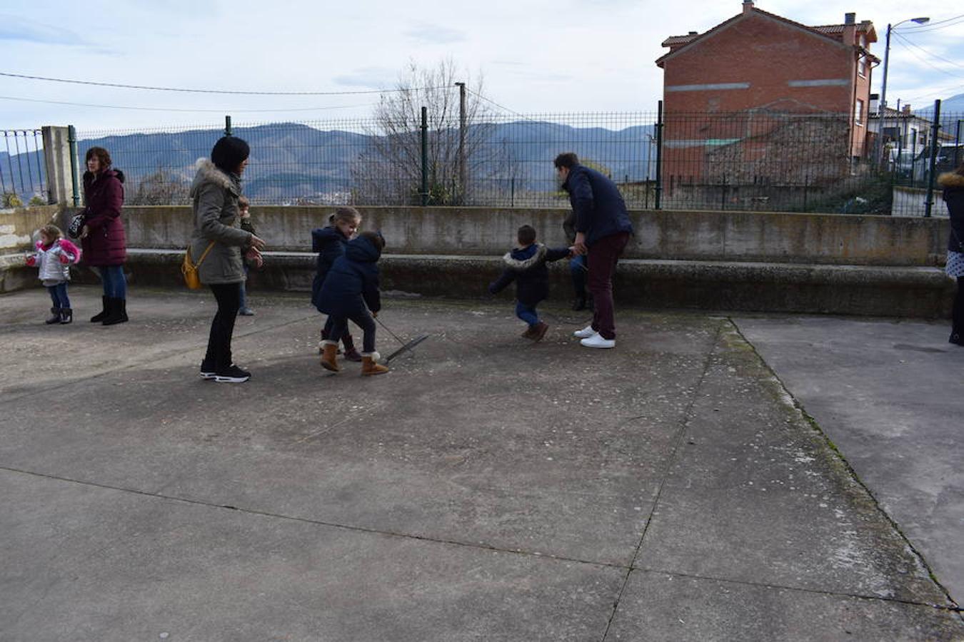 Fantástico ambiente en el frontón de Sorzano con motivo del mercadillo local y de la puesta en escena del belén mecánico. Niños y mayores han disfrutado de la animación en la localidad ubicada en las faldas de Moncalvillo.