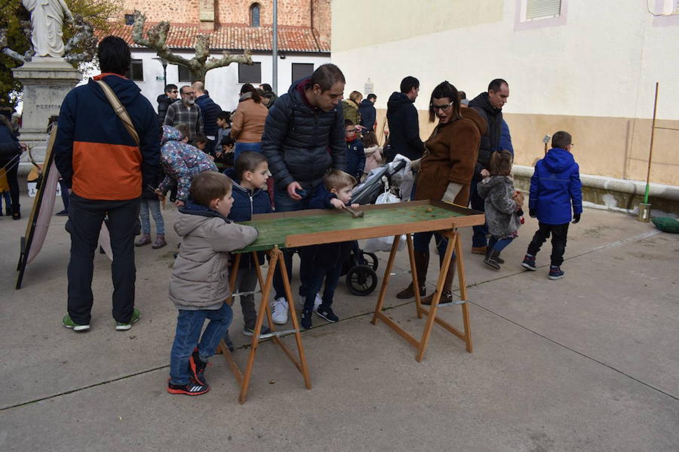 Fantástico ambiente en el frontón de Sorzano con motivo del mercadillo local y de la puesta en escena del belén mecánico. Niños y mayores han disfrutado de la animación en la localidad ubicada en las faldas de Moncalvillo.