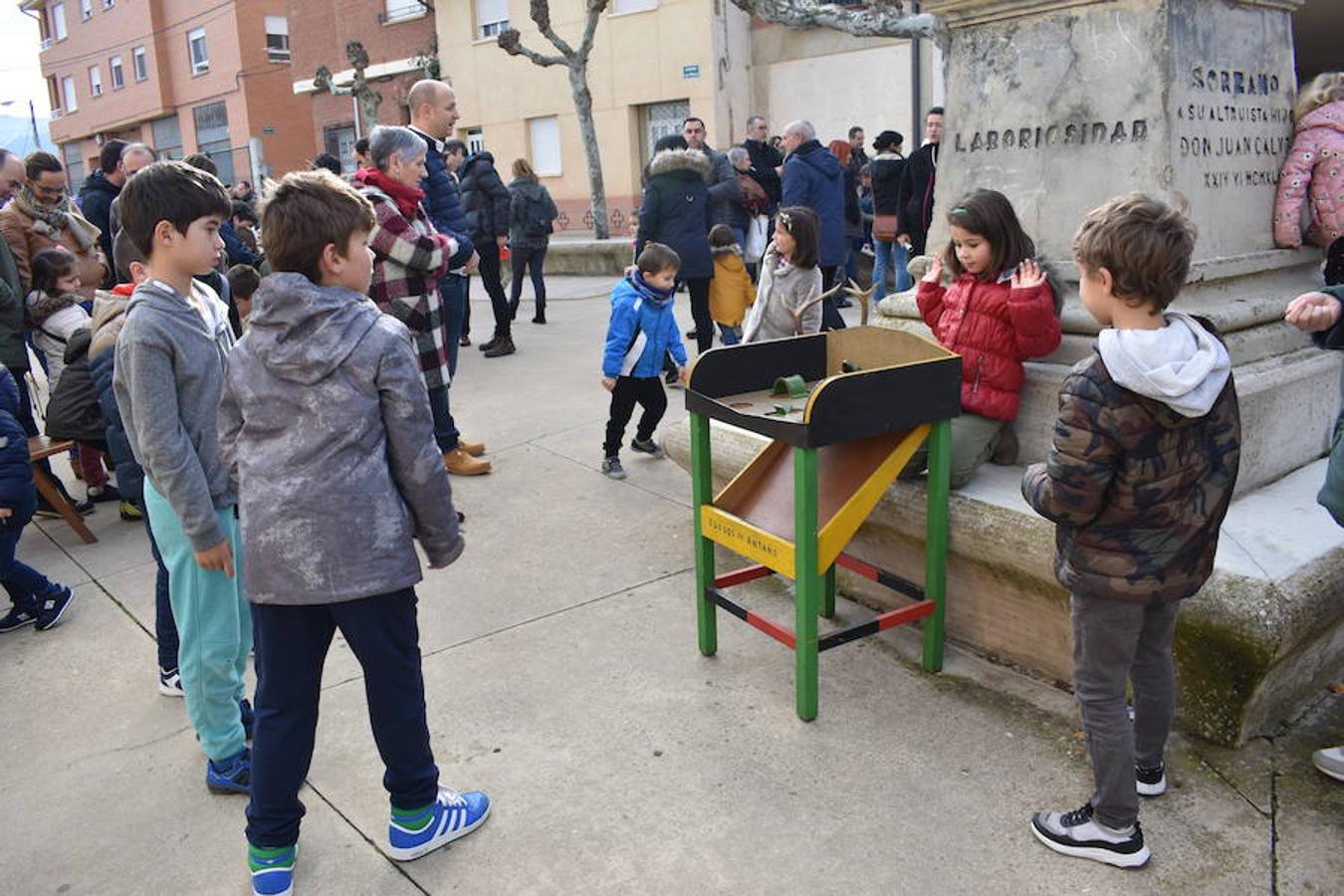 Fantástico ambiente en el frontón de Sorzano con motivo del mercadillo local y de la puesta en escena del belén mecánico. Niños y mayores han disfrutado de la animación en la localidad ubicada en las faldas de Moncalvillo.