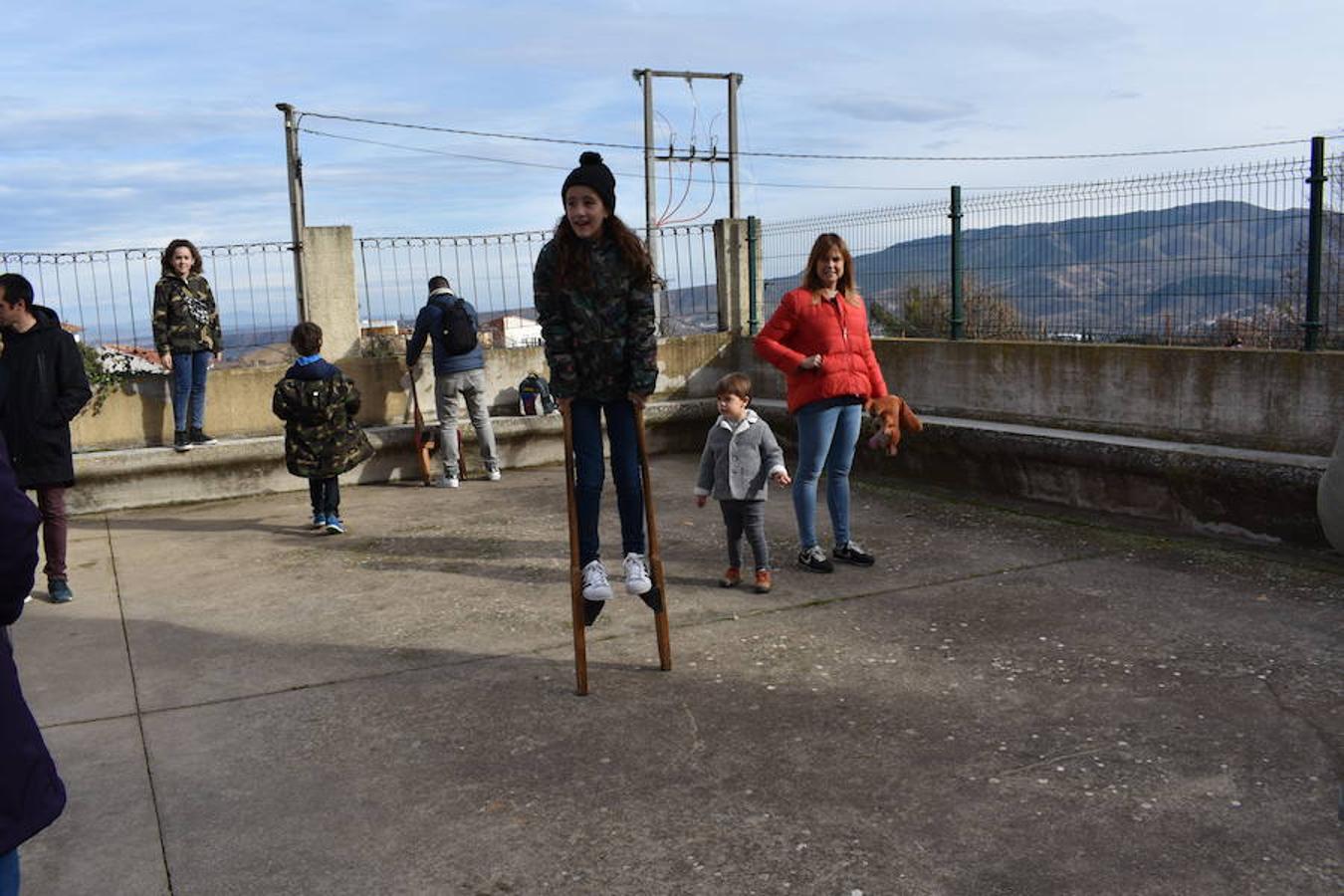 Fantástico ambiente en el frontón de Sorzano con motivo del mercadillo local y de la puesta en escena del belén mecánico. Niños y mayores han disfrutado de la animación en la localidad ubicada en las faldas de Moncalvillo.