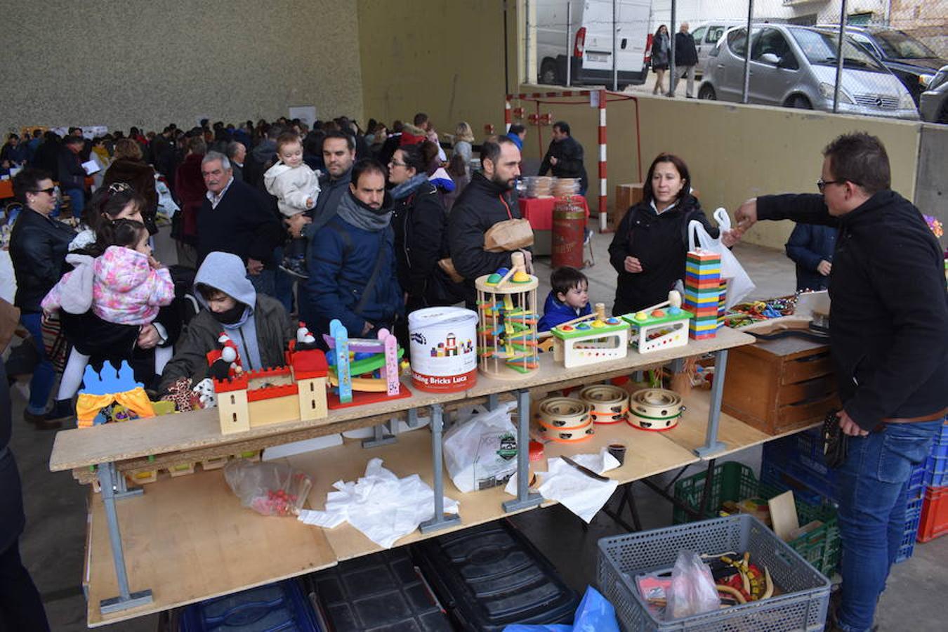 Fantástico ambiente en el frontón de Sorzano con motivo del mercadillo local y de la puesta en escena del belén mecánico. Niños y mayores han disfrutado de la animación en la localidad ubicada en las faldas de Moncalvillo.