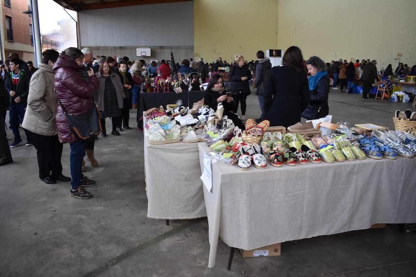 Fantástico ambiente en el frontón de Sorzano con motivo del mercadillo local y de la puesta en escena del belén mecánico. Niños y mayores han disfrutado de la animación en la localidad ubicada en las faldas de Moncalvillo.
