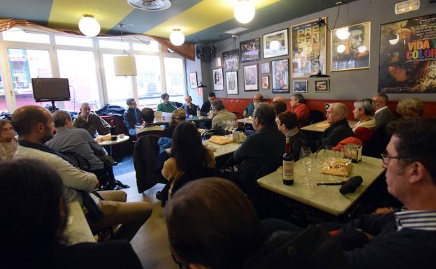 Homenaje a Roberto Iglesias, ayer en el Café Bretón, con Rafa Amilburu, José Ignacio Foronda, Alfonso Martínez Galilea y Pedro Santana al fondo, recitando sus poemas.