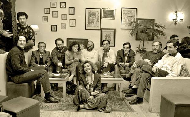 Con los poetas riojanos Pedro Santana, José Ignacio Foronda, Emilio Sagasti, José Ramo, Carmen Escuín, Francisco Ibernia, Alfonso Martínez Galilea, Manuel de las Rivas, Juan Manuel González Zapatero y (sentada en el suelo) Lola Compairé, en el café Teorema. 