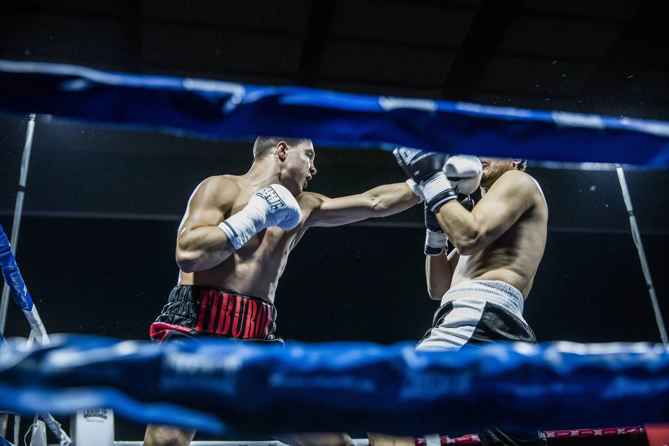 El púgil local Jorge 'Tiburón' Vallejo y el nicaragüense Michael Mora protagonizaron una velada de boxeo a la que asistieron cerca de quinientos espectadores 