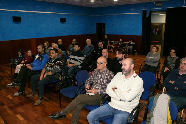 El nuevo presidente, a la derecha, en la asamblea. :: 