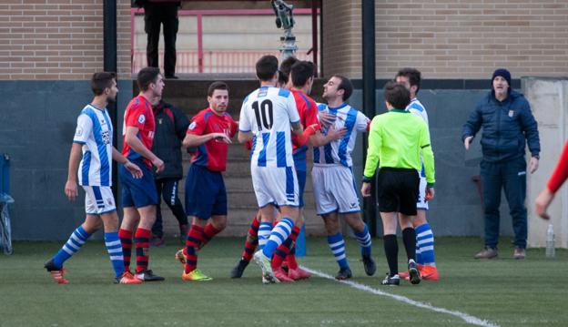 Madero, del Náxara, se encara con algunos jugadores del Vianés durante un rifirrafe en la primera parte. :: 