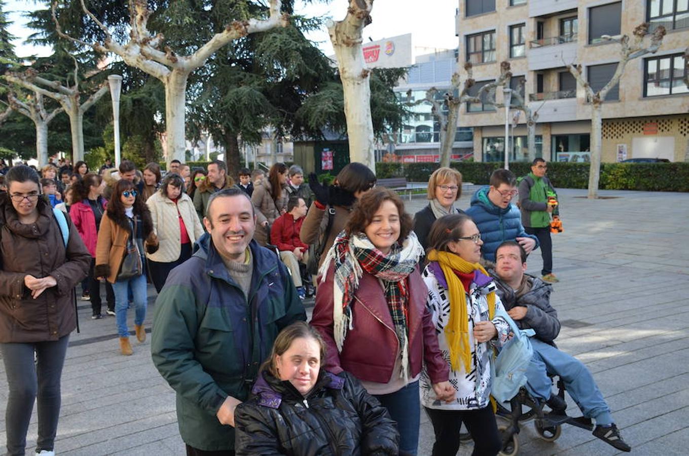 La Asociación IGUAL TI ha celebrado hoy el 'Día Internacional de la Discapacidad' con varias acciones. Desde su Centro de Atención Diurna Áncora en Calahorra ha convocado su tradicional 'Marcha Ancora' por las calles de la ciudad. Los objetivose se han centrado en la idea clave de hablar de derechos, empatía y apoyo.
