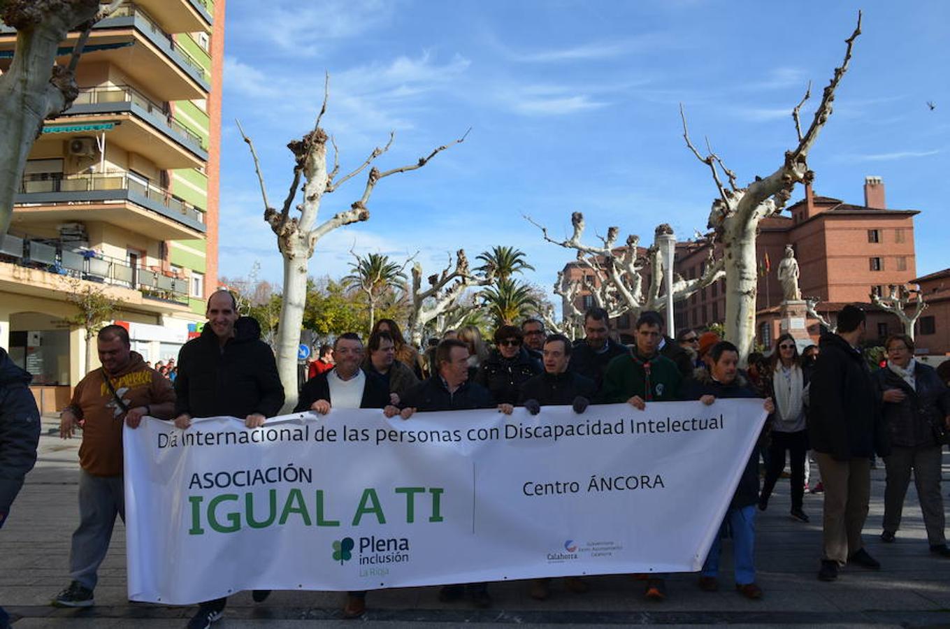 La Asociación IGUAL TI ha celebrado hoy el 'Día Internacional de la Discapacidad' con varias acciones. Desde su Centro de Atención Diurna Áncora en Calahorra ha convocado su tradicional 'Marcha Ancora' por las calles de la ciudad. Los objetivose se han centrado en la idea clave de hablar de derechos, empatía y apoyo.