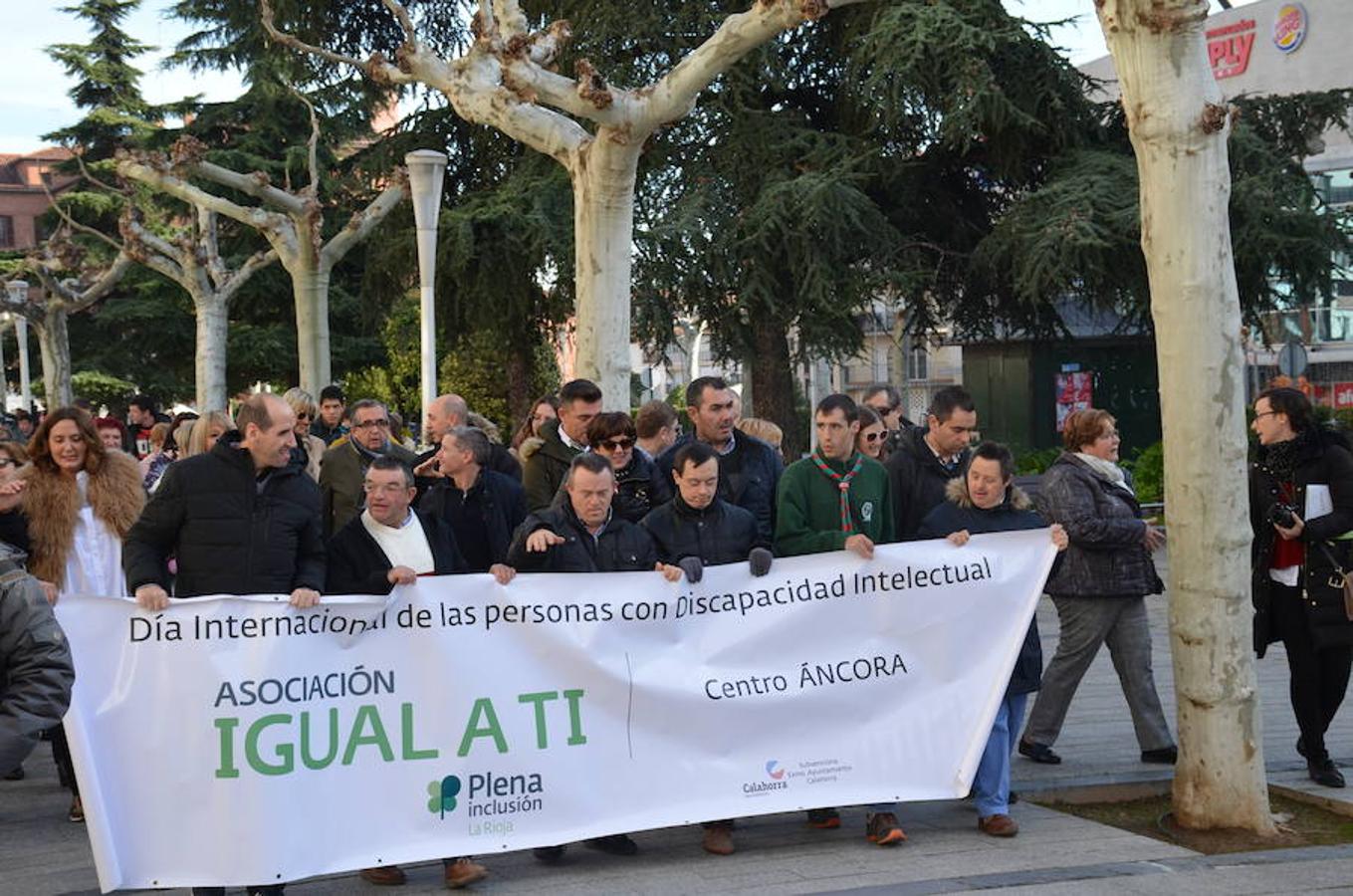 La Asociación IGUAL TI ha celebrado hoy el 'Día Internacional de la Discapacidad' con varias acciones. Desde su Centro de Atención Diurna Áncora en Calahorra ha convocado su tradicional 'Marcha Ancora' por las calles de la ciudad. Los objetivose se han centrado en la idea clave de hablar de derechos, empatía y apoyo.