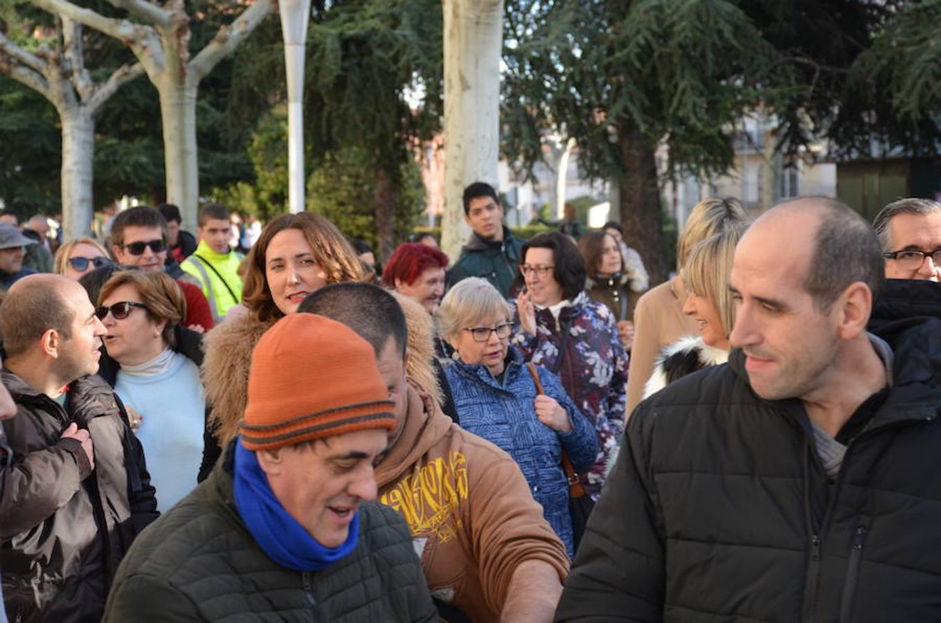 La Asociación IGUAL TI ha celebrado hoy el 'Día Internacional de la Discapacidad' con varias acciones. Desde su Centro de Atención Diurna Áncora en Calahorra ha convocado su tradicional 'Marcha Ancora' por las calles de la ciudad. Los objetivose se han centrado en la idea clave de hablar de derechos, empatía y apoyo.