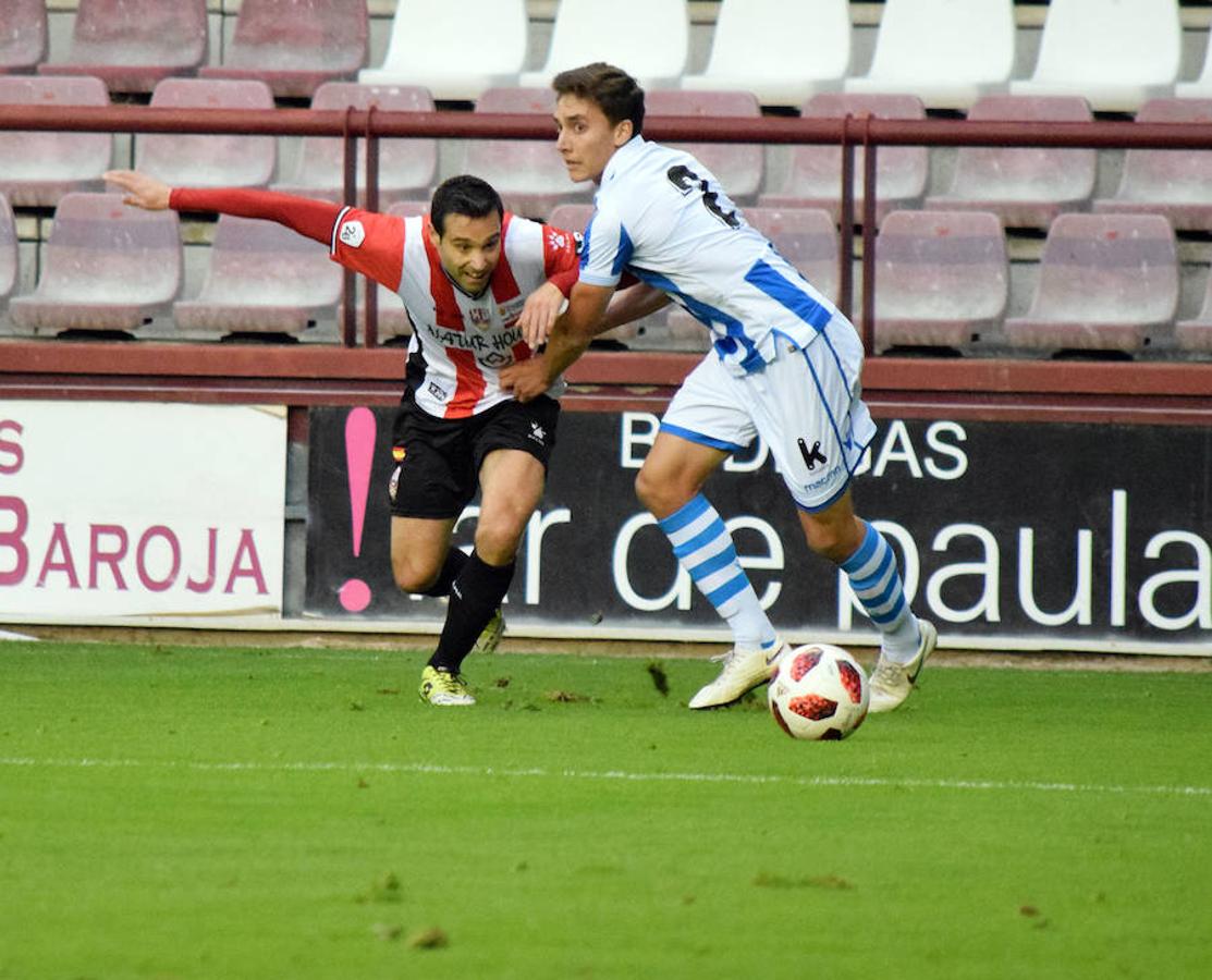 La UDL recuperó un punto en el partido jugado ayer en Las Gaunas contra la Real Sociedad B. El 1-1 llegó gracias a un cabezazo de Ander Vitoria en un córner tras el tempranero tanto guipuzcoano.