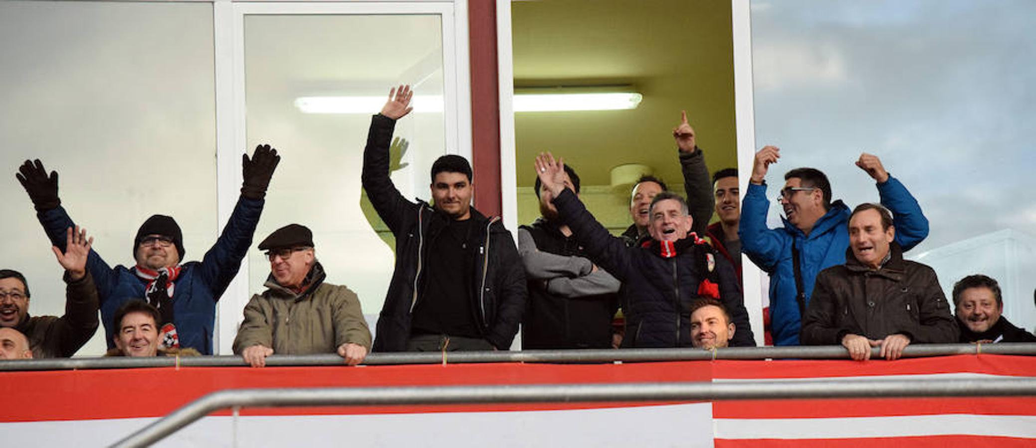 La UDL recuperó un punto en el partido jugado ayer en Las Gaunas contra la Real Sociedad B. El 1-1 llegó gracias a un cabezazo de Ander Vitoria en un córner tras el tempranero tanto guipuzcoano.