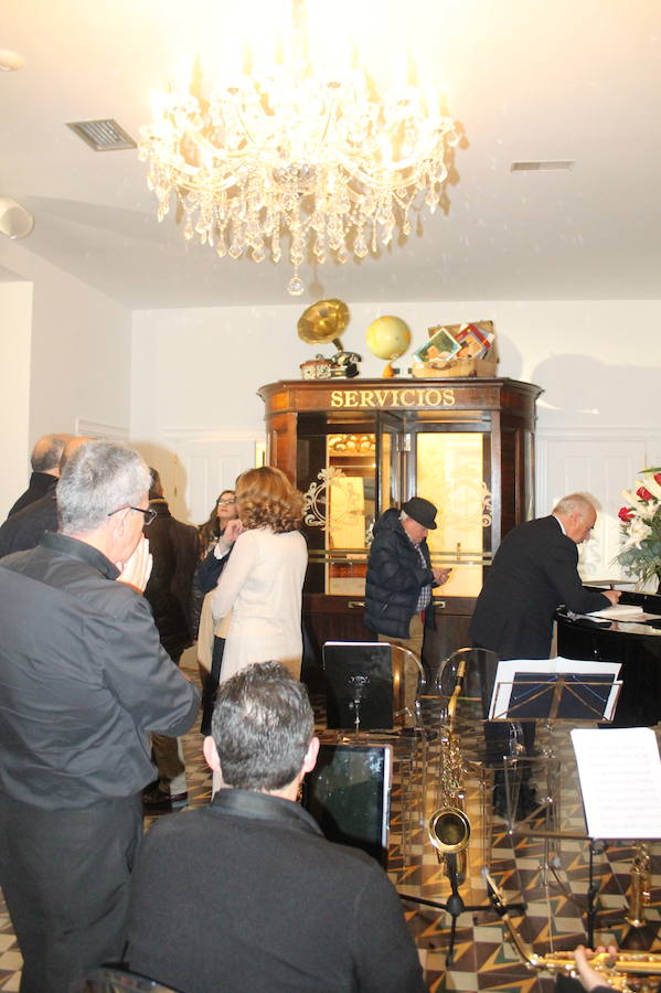 El renovado Café Suizo de Haro abrió anoche sus puertas con la alegría de la reapertura y la ilusión por seguir siendo uno de los referentes de la animación de la localidad jarrera.