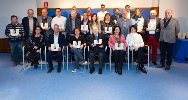 Foto de familia de los representantes de las empresas galardonadas junto a directivos de la FER, ayer, en Logroño. :: sonia tercero