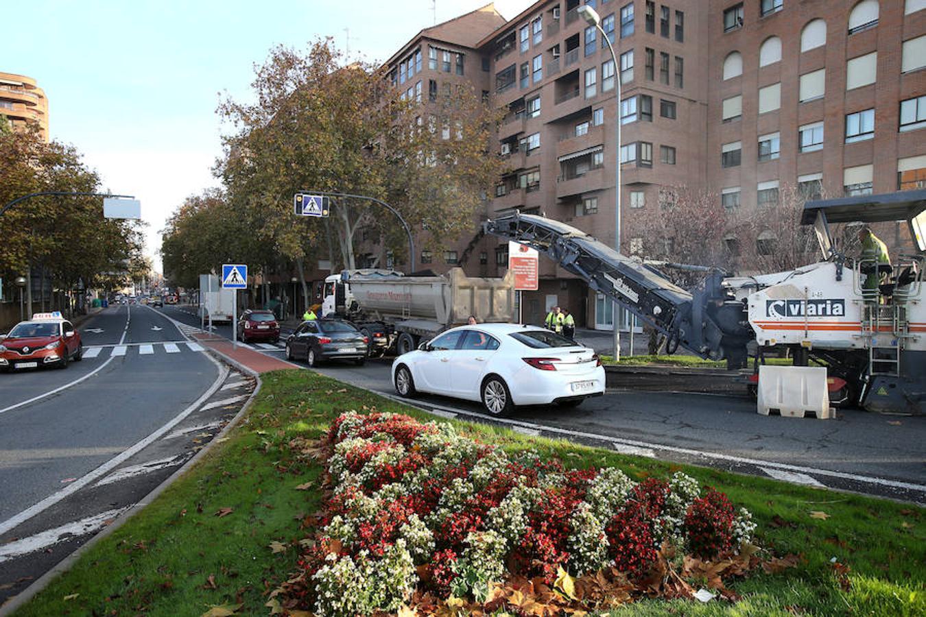 Desde hora temprana han dado comienzo en Logroño las obras de reparación del asfalto de Avenida de Madrid toda vez que las quejas vecinales han forzado a la reparación de un tramo que no es único por su grado de deterioro en la ciudad.