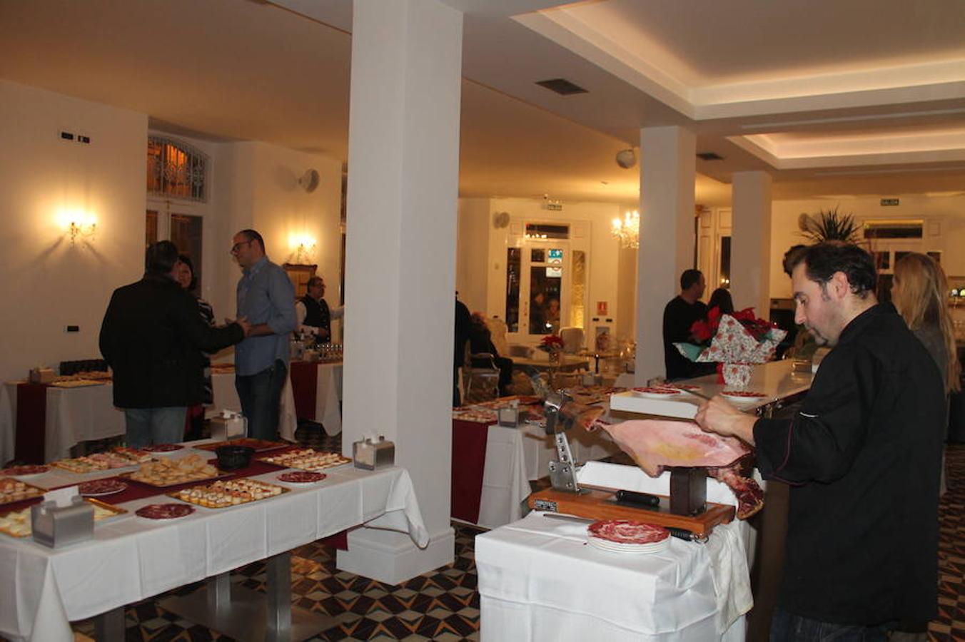 El renovado Café Suizo de Haro abrió anoche sus puertas con la alegría de la reapertura y la ilusión por seguir siendo uno de los referentes de la animación de la localidad jarrera.