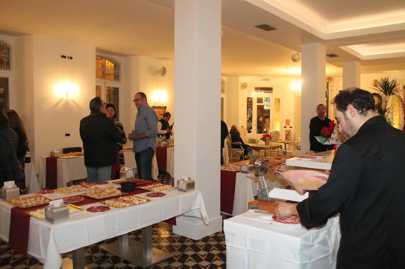 El renovado Café Suizo de Haro abrió anoche sus puertas con la alegría de la reapertura y la ilusión por seguir siendo uno de los referentes de la animación de la localidad jarrera.