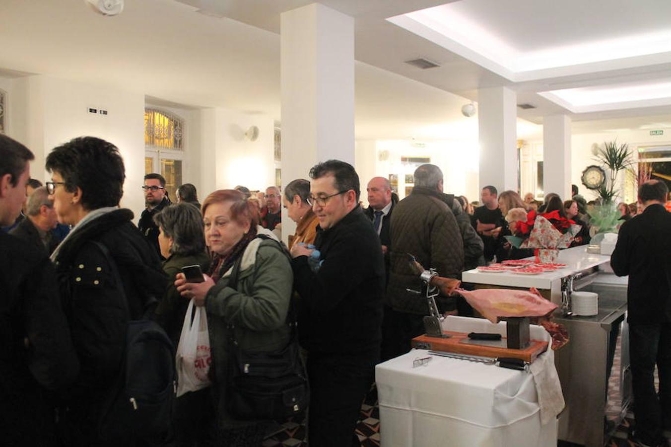 El renovado Café Suizo de Haro abrió anoche sus puertas con la alegría de la reapertura y la ilusión por seguir siendo uno de los referentes de la animación de la localidad jarrera.