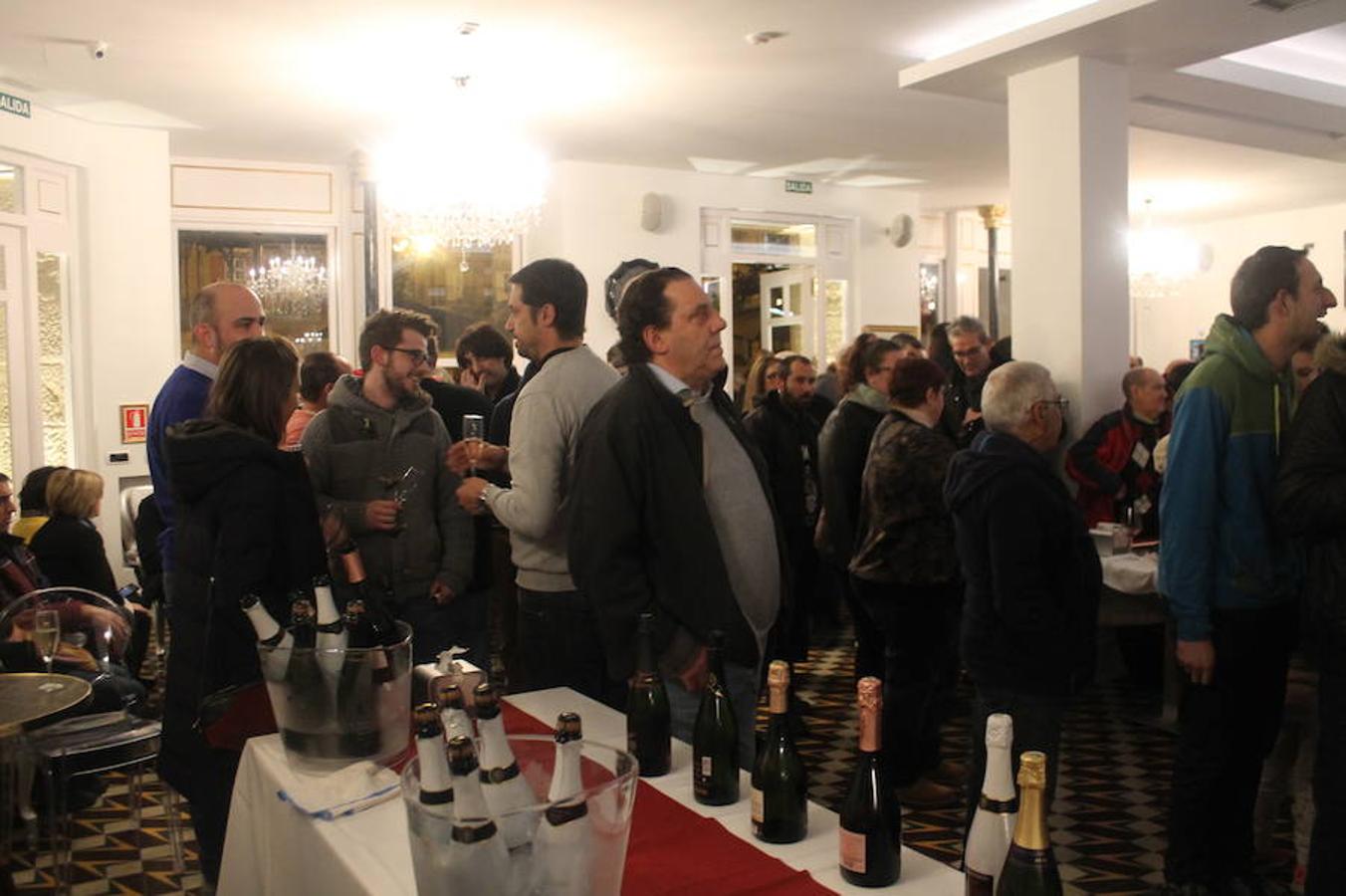 El renovado Café Suizo de Haro abrió anoche sus puertas con la alegría de la reapertura y la ilusión por seguir siendo uno de los referentes de la animación de la localidad jarrera.