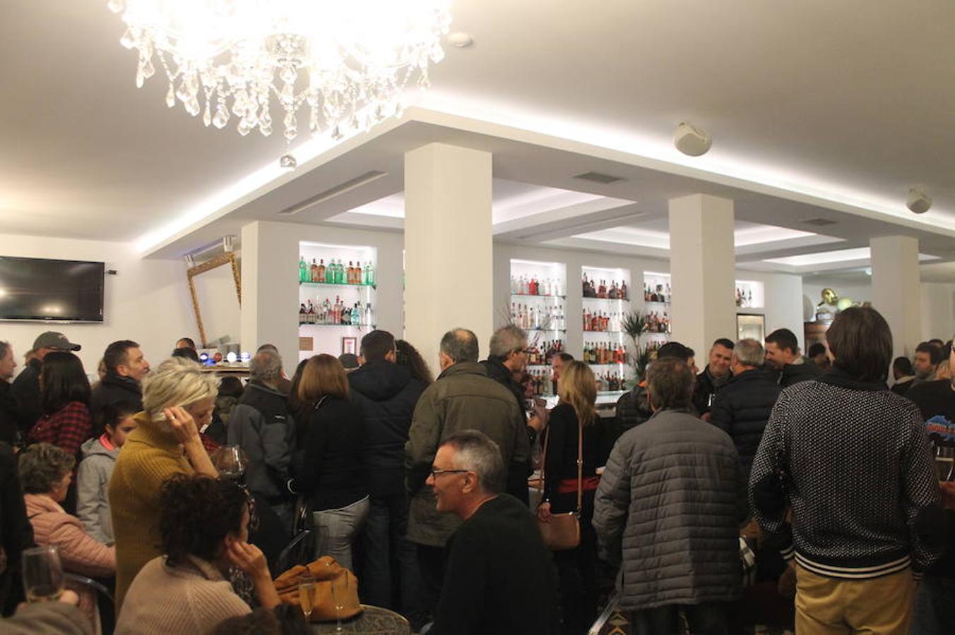 El renovado Café Suizo de Haro abrió anoche sus puertas con la alegría de la reapertura y la ilusión por seguir siendo uno de los referentes de la animación de la localidad jarrera.