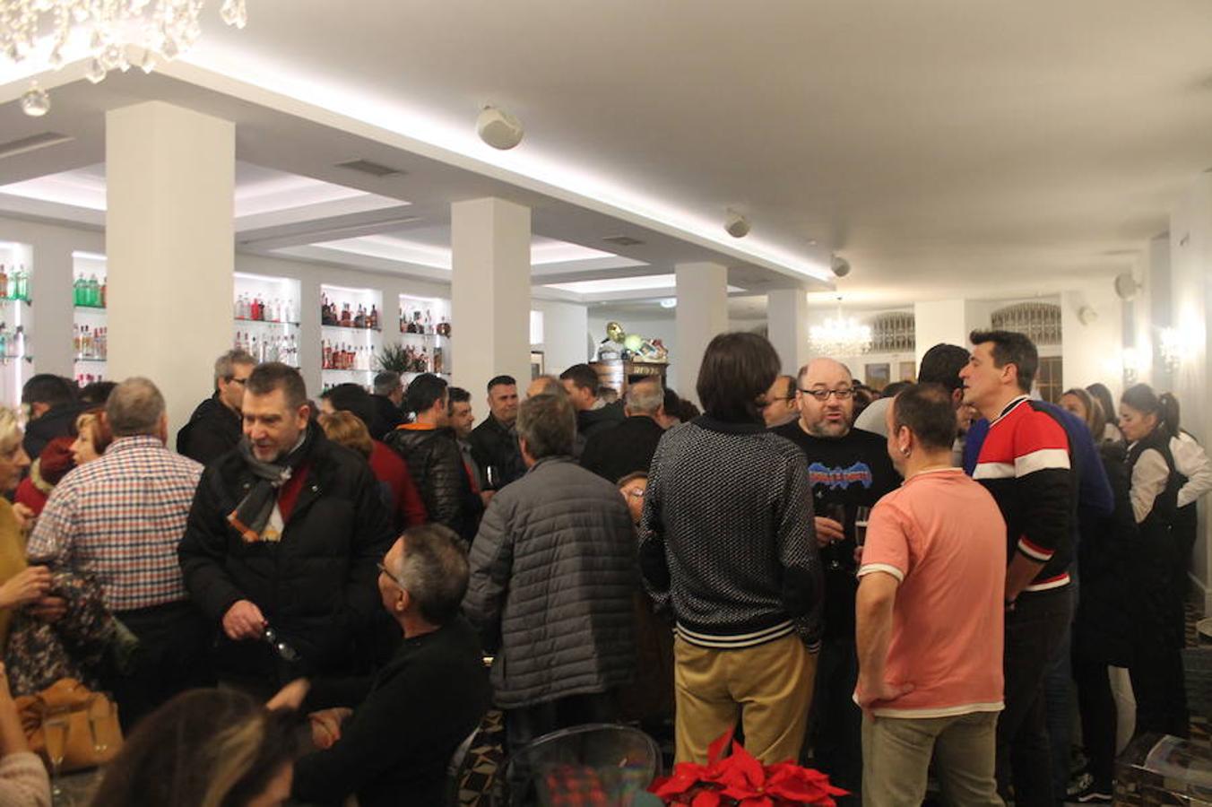 El renovado Café Suizo de Haro abrió anoche sus puertas con la alegría de la reapertura y la ilusión por seguir siendo uno de los referentes de la animación de la localidad jarrera.