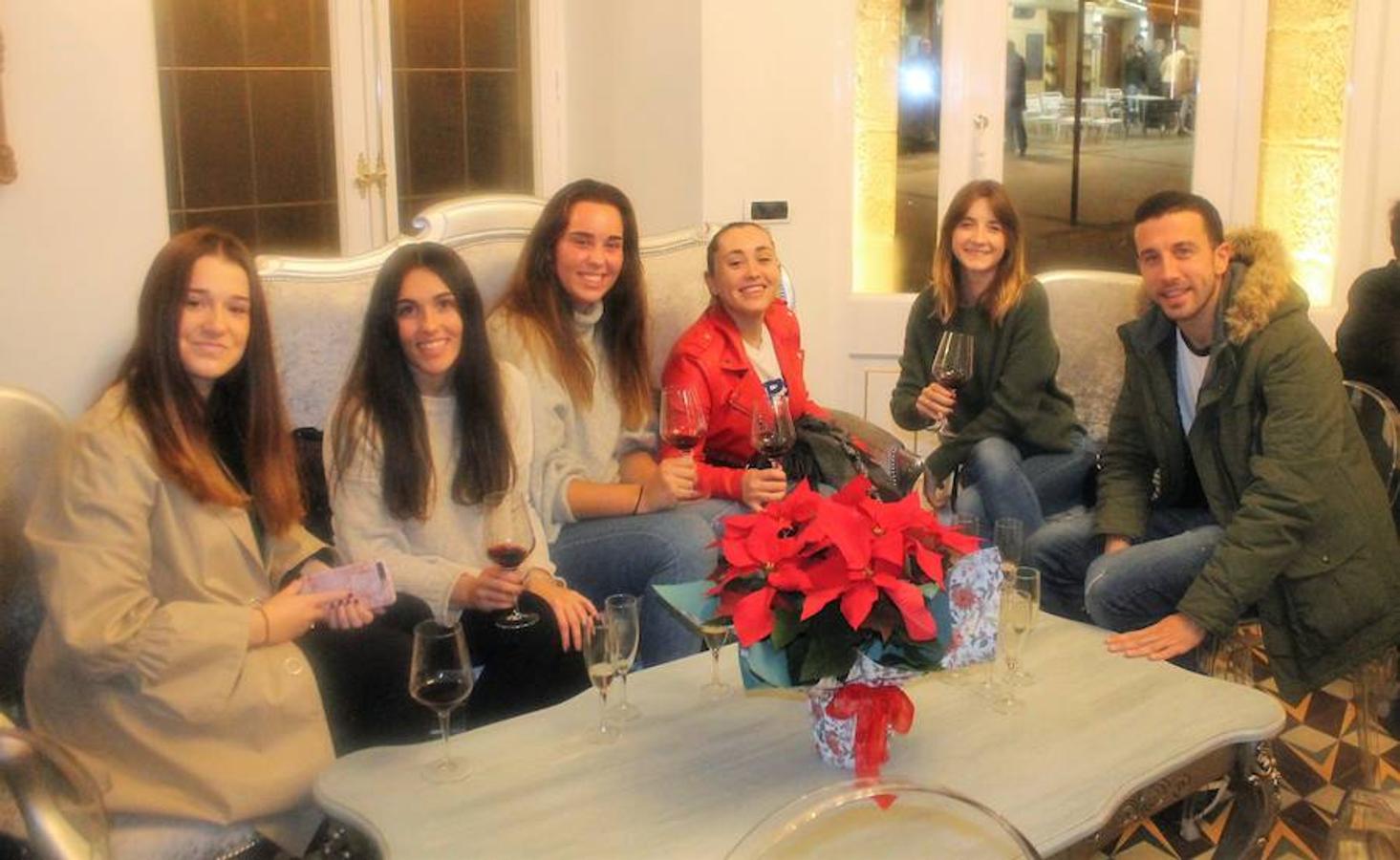 El renovado Café Suizo de Haro abrió anoche sus puertas con la alegría de la reapertura y la ilusión por seguir siendo uno de los referentes de la animación de la localidad jarrera.