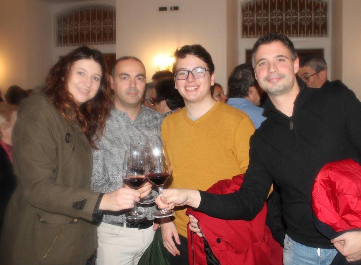 El renovado Café Suizo de Haro abrió anoche sus puertas con la alegría de la reapertura y la ilusión por seguir siendo uno de los referentes de la animación de la localidad jarrera.