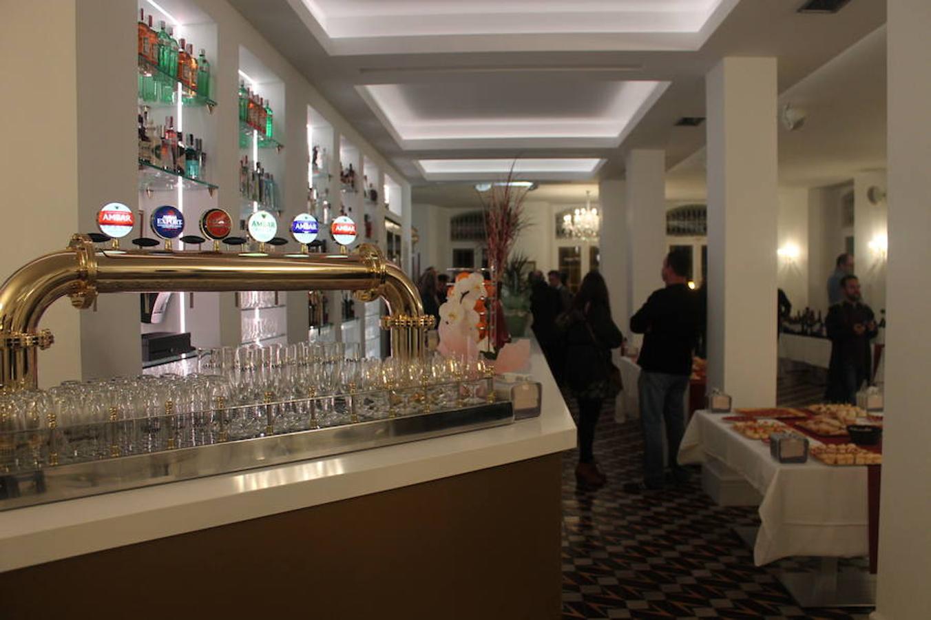 El renovado Café Suizo de Haro abrió anoche sus puertas con la alegría de la reapertura y la ilusión por seguir siendo uno de los referentes de la animación de la localidad jarrera.