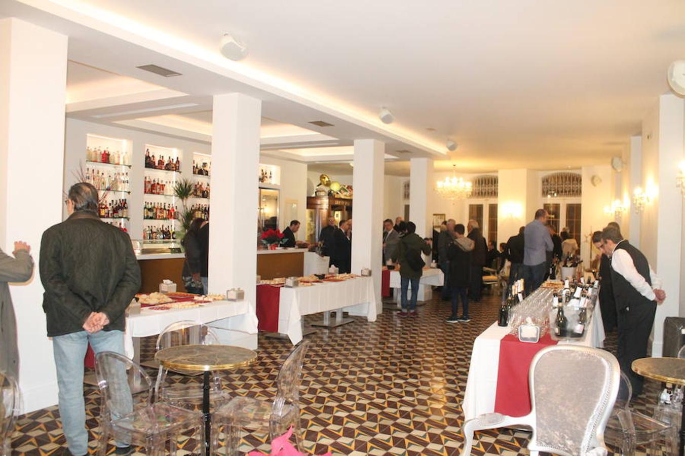 El renovado Café Suizo de Haro abrió anoche sus puertas con la alegría de la reapertura y la ilusión por seguir siendo uno de los referentes de la animación de la localidad jarrera.
