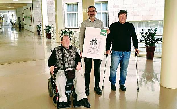 Antoñanzas, flanqueado por personas con discapacidad. 