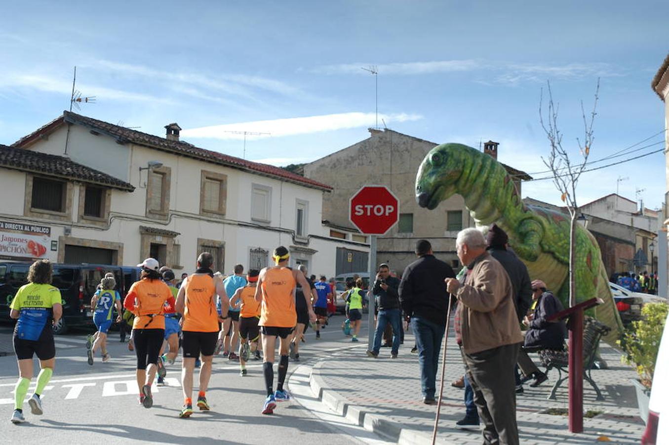 VI carrera 'Entre Dinosaurios Villa de Igea celebrada el domingo pasado por una ruta de más de 10 kilómetros campo a través en la que participaron 119 atletas. También hubo pruebas para niños en el casco urbano en las que compitieron 55 chavales.