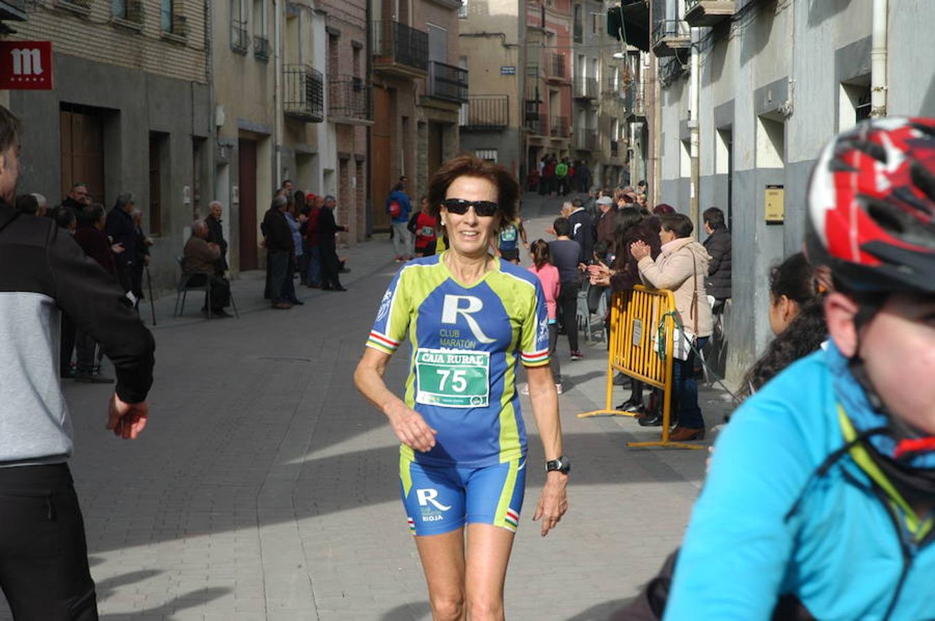 VI carrera 'Entre Dinosaurios Villa de Igea celebrada el domingo pasado por una ruta de más de 10 kilómetros campo a través en la que participaron 119 atletas. También hubo pruebas para niños en el casco urbano en las que compitieron 55 chavales.