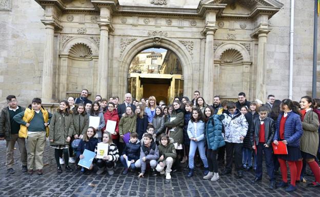 Los alumnos posan ante la puerta del Parlamento riojano.