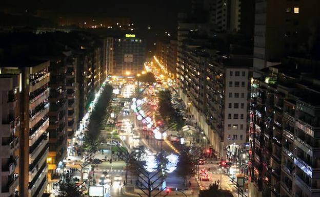 La Gran vía de Logroño iluminada con luces de Navidad.