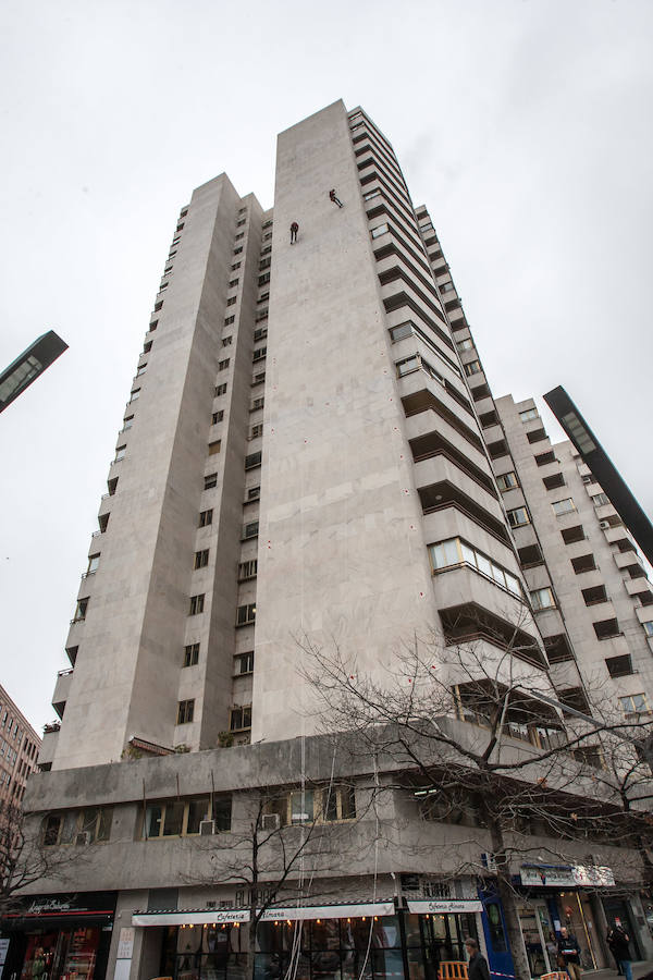 Valor, control, osadía... No es un trabajo apto para pusilánimes. Colgados de una cuerda por un arnés José Miguel y Cosmin reparan las losas del edificio Torre Blanca de Logroño desde donde se perfila la silueta de una fachada de 70 metros. 