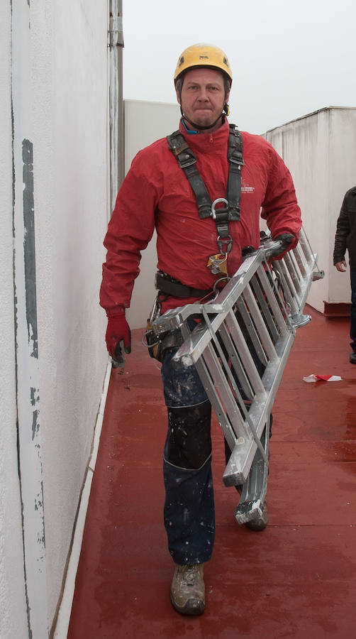 Valor, control, osadía... No es un trabajo apto para pusilánimes. Colgados de una cuerda por un arnés José Miguel y Cosmin reparan las losas del edificio Torre Blanca de Logroño desde donde se perfila la silueta de una fachada de 70 metros. 