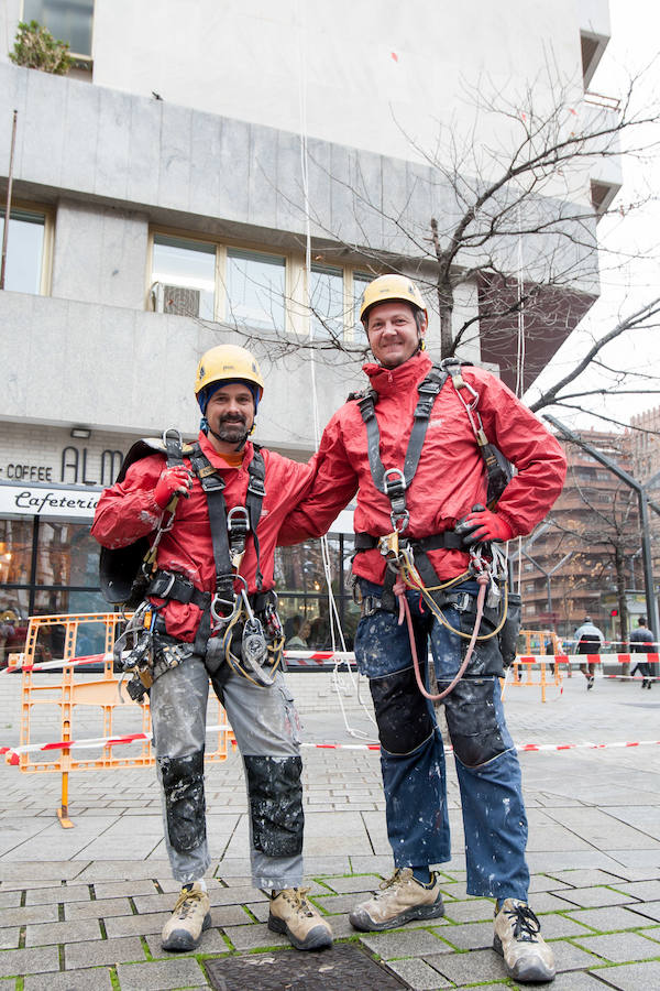 Valor, control, osadía... No es un trabajo apto para pusilánimes. Colgados de una cuerda por un arnés José Miguel y Cosmin reparan las losas del edificio Torre Blanca de Logroño desde donde se perfila la silueta de una fachada de 70 metros. 