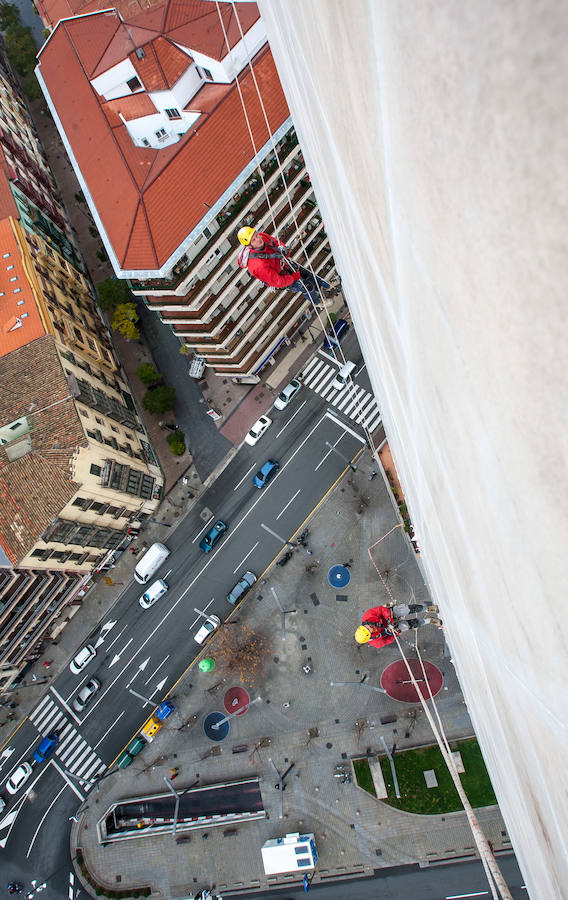 Valor, control, osadía... No es un trabajo apto para pusilánimes. Colgados de una cuerda por un arnés José Miguel y Cosmin reparan las losas del edificio Torre Blanca de Logroño desde donde se perfila la silueta de una fachada de 70 metros. 