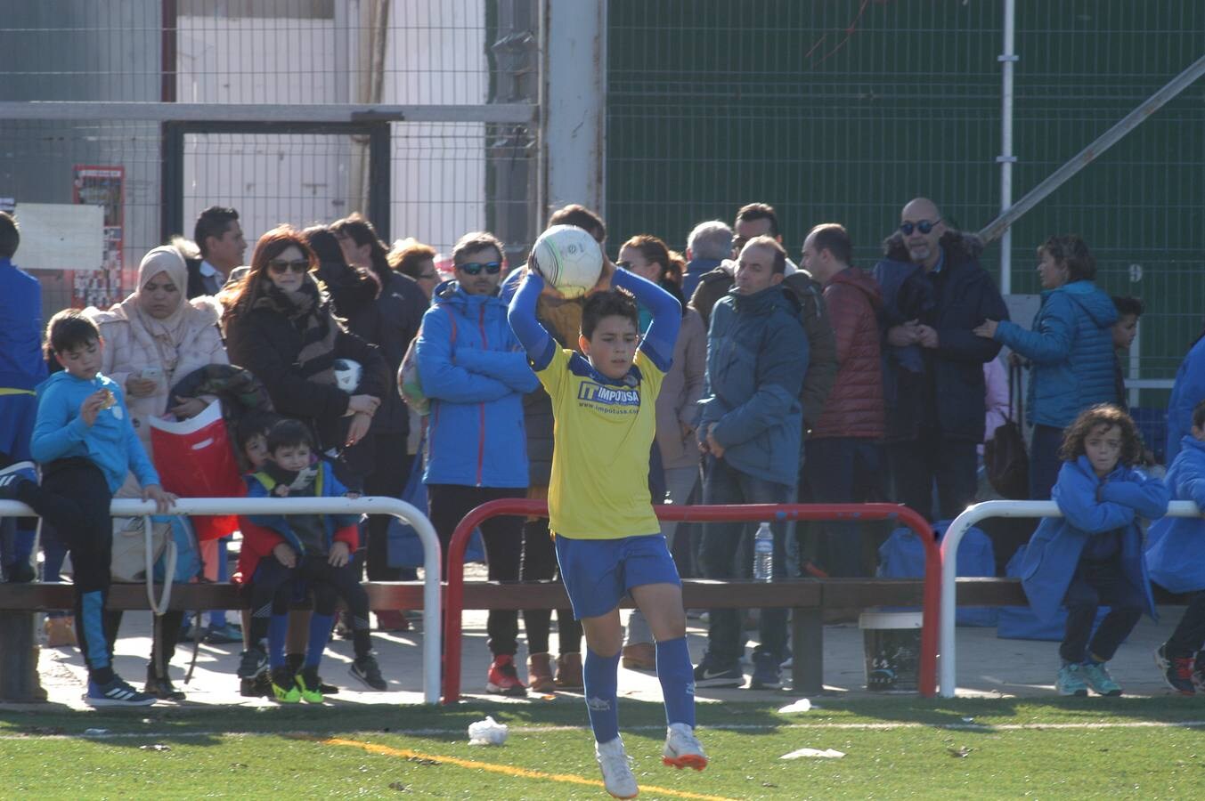 XXI torneo de fútbol base Villa de Autol que ha comenzado este jueves y durará hasta el domingo. Participan 99 equipos, 1.300 chavales de 30 clubes de La Rioja y Navarra.