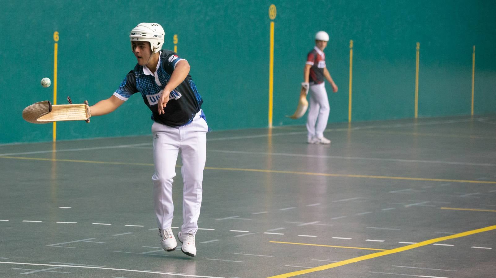 Hace muchos años, el frontón de Las Gaunas era la sede de los amantes logroñeses a la cesta punta, modalidad que acabó por desaparecer. Este jueves, abrió de nuevo sus puertas a la cesta, con varios partidos de exhibición, tanto masculinos como femeninos, y luego, quienes quisiero, pudieron probar a la velocidad que viaja el cuero.