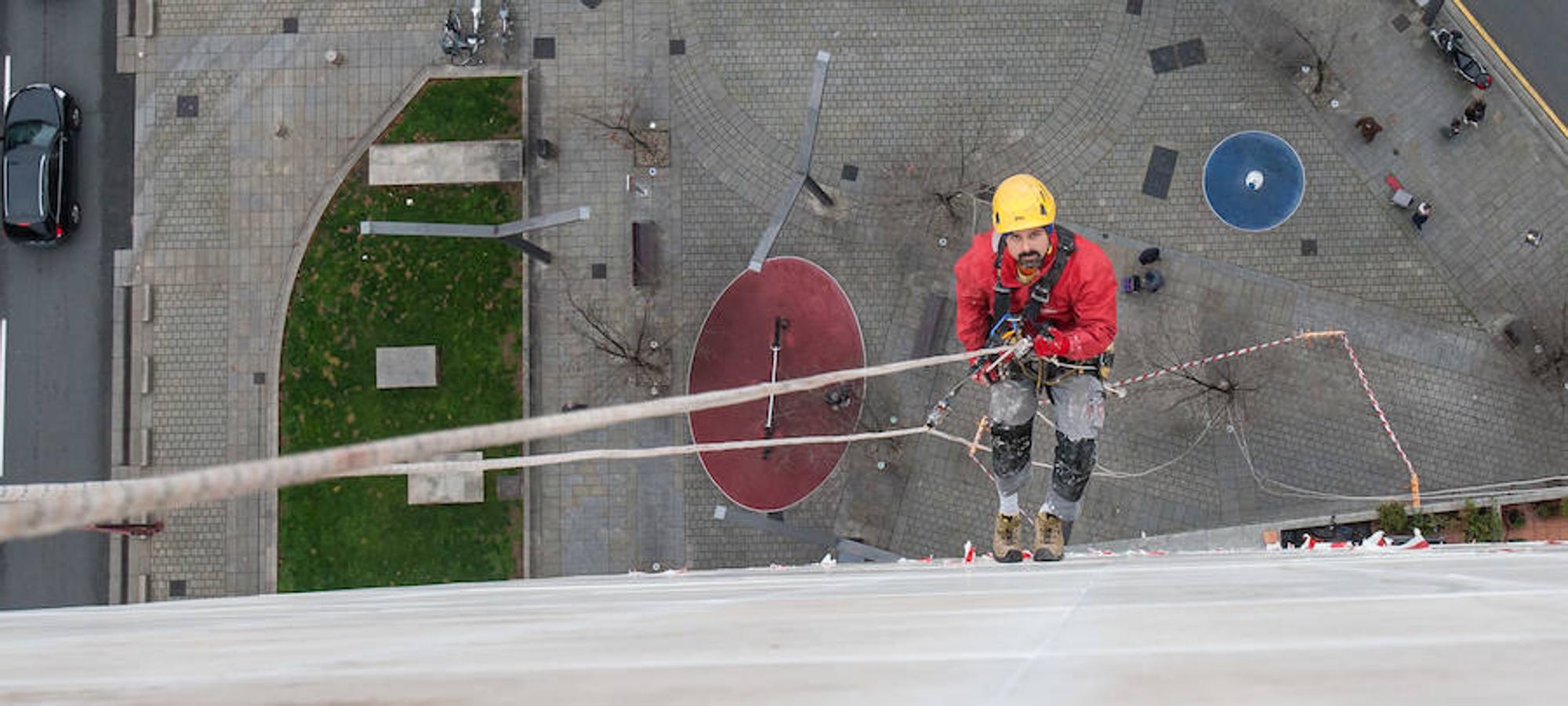 Valor, control, osadía... No es un trabajo apto para pusilánimes. Colgados de una cuerda por un arnés José Miguel y Cosmin reparan las losas del edificio Torre Blanca de Logroño desde donde se perfila la silueta de una fachada de 70 metros. 