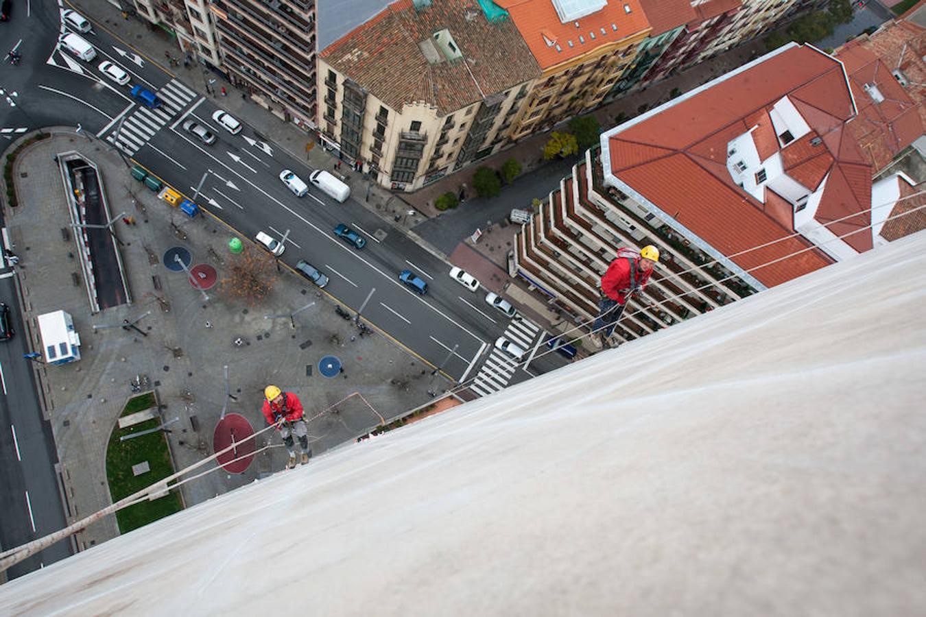 Valor, control, osadía... No es un trabajo apto para pusilánimes. Colgados de una cuerda por un arnés José Miguel y Cosmin reparan las losas del edificio Torre Blanca de Logroño desde donde se perfila la silueta de una fachada de 70 metros. 