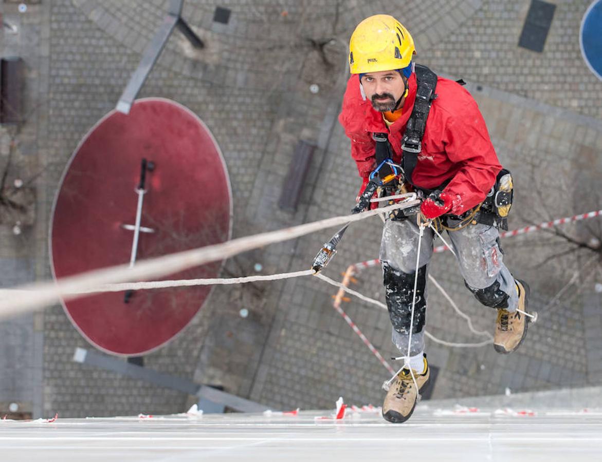 Valor, control, osadía... No es un trabajo apto para pusilánimes. Colgados de una cuerda por un arnés José Miguel y Cosmin reparan las losas del edificio Torre Blanca de Logroño desde donde se perfila la silueta de una fachada de 70 metros. 