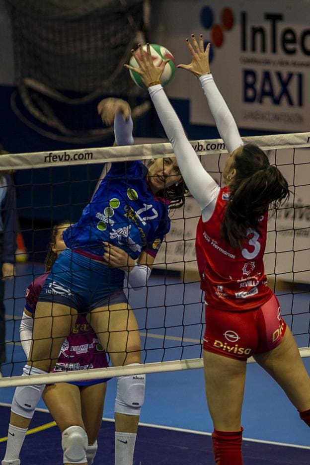Sofía Bulgarella intenta superar el bloqueo rival. ::