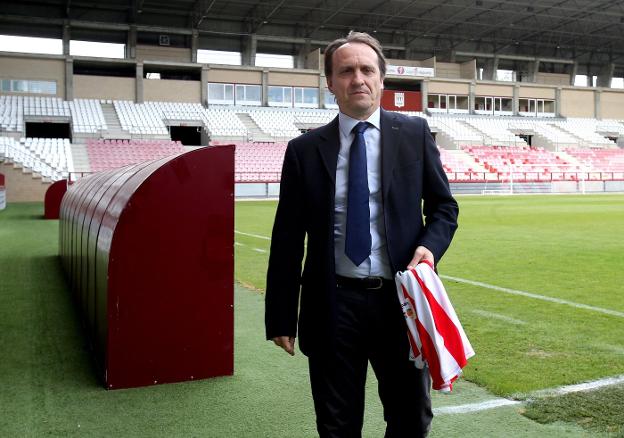 Carlos Lasheras posa con la camiseta de la UD Logroñés en Las Gaunas. :: juan marín