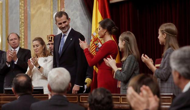 El Rey es ovacionado por la reina Letizia, la princesa Leonor, la infanta Sofía, así como por Ana Pastor y Pío García Escudero, tras su discurso de ayer en el Congreso. :: k. huesca / efe