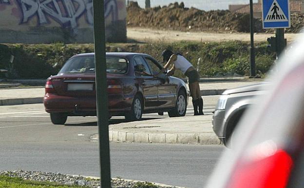 El PSOE propone multar a los clientes de prostitutas y penas de cárcel si es con una menor